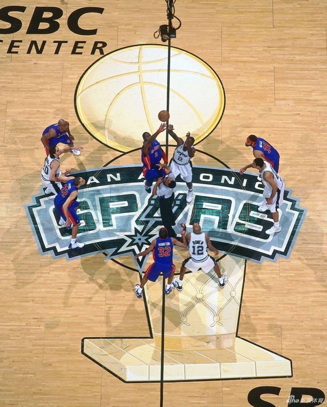 上帝视角看NBA球场logo区：湖人马刺冠军主场