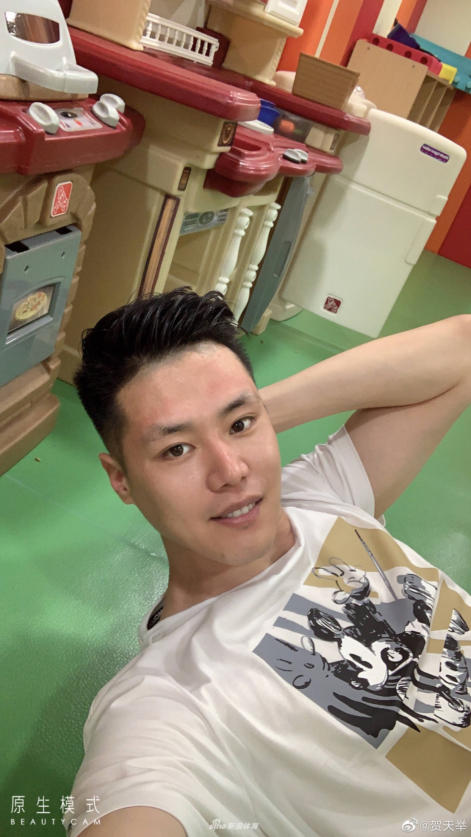 贺天举陪娃补过儿童节 一家四口温馨幸福