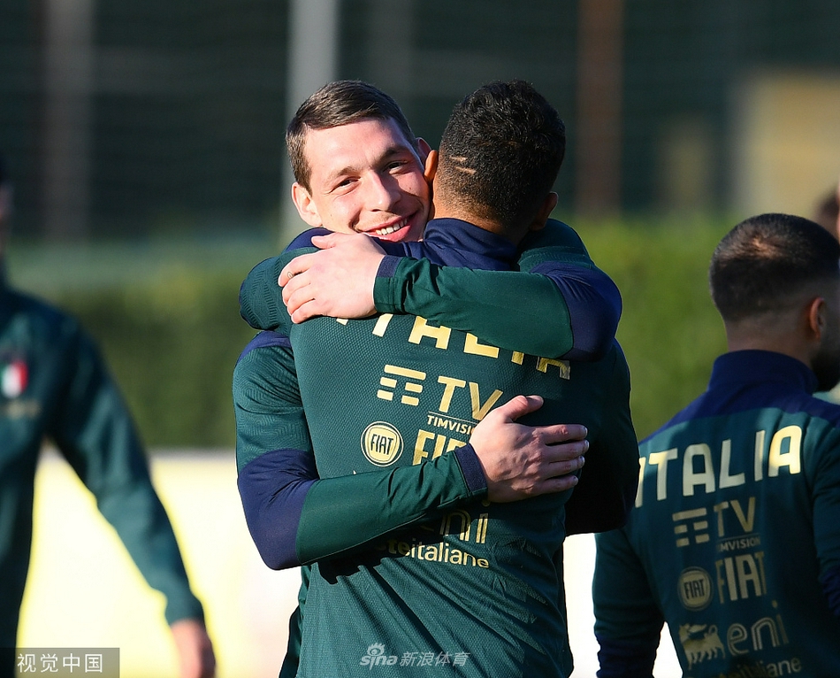 意大利队训练备战 全队拍摄大合影留念