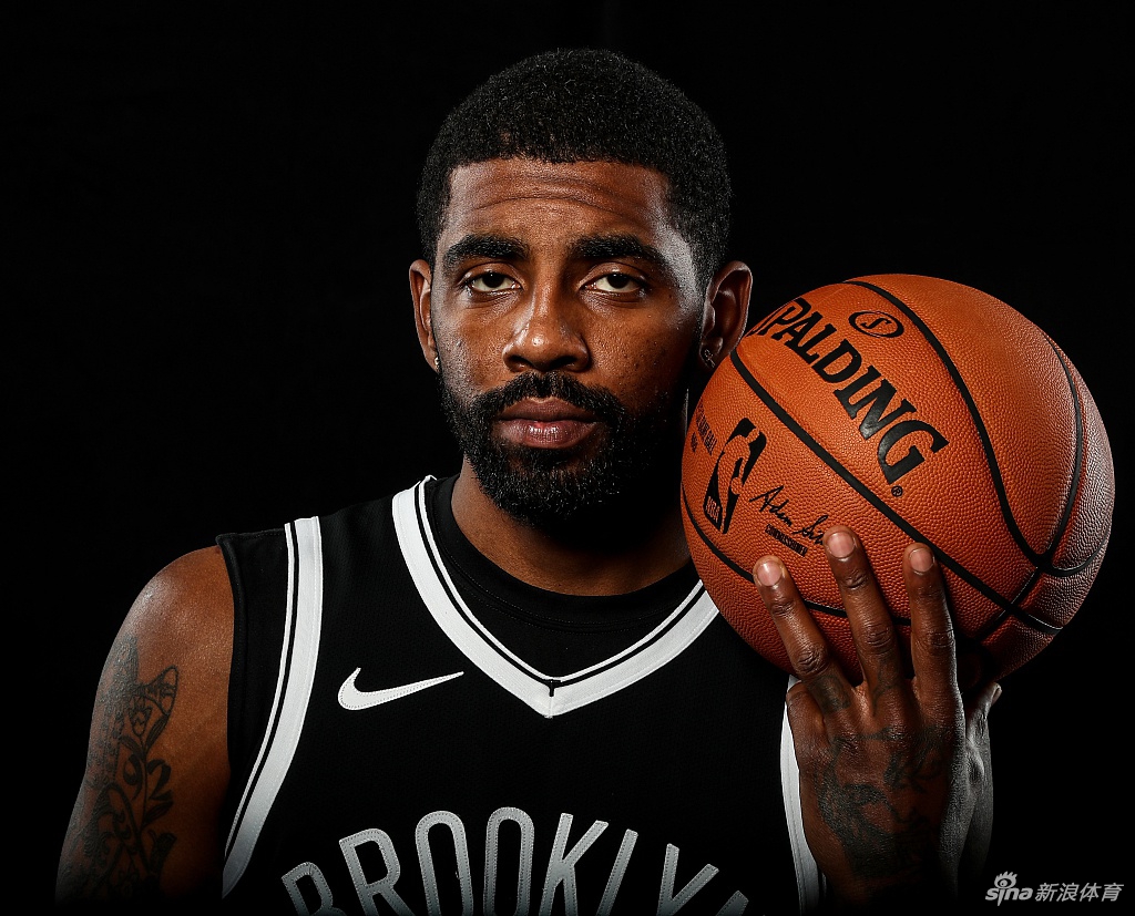 篮网队拍摄新赛季球员写真 杜兰特欧文造型满分