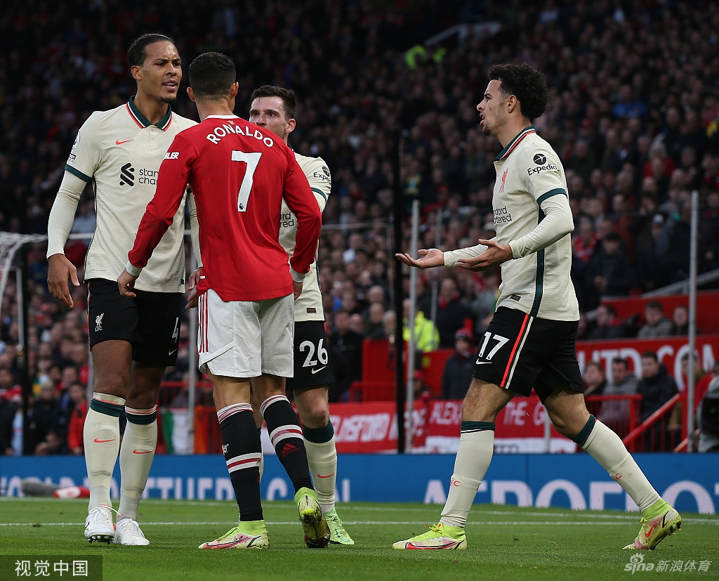 失去理智!C罗三脚踢人泄愤吃黄牌