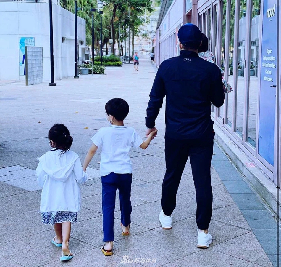 郭晶晶视角？霍启刚晒家庭照 抱俩子女看音乐会画面温馨