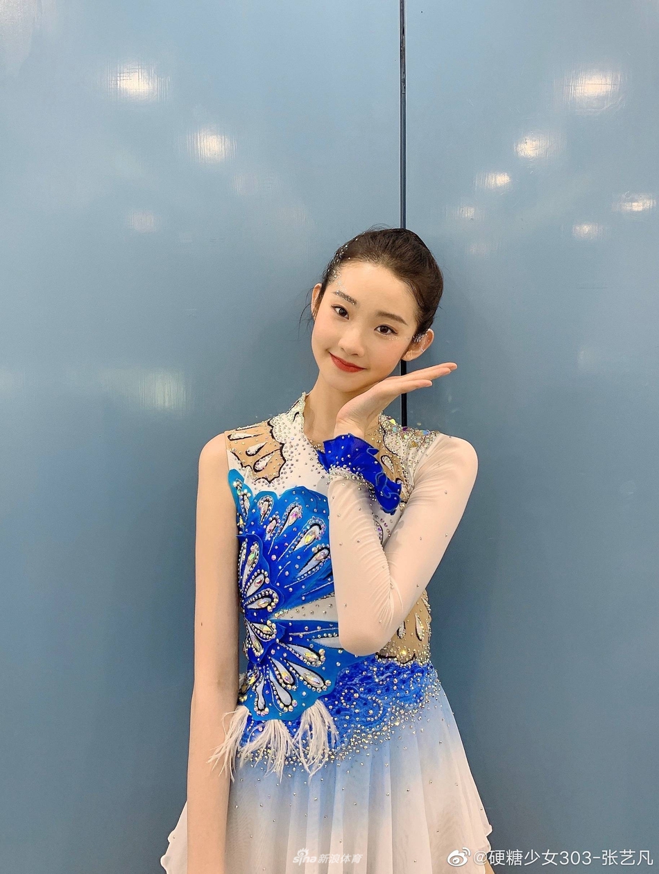 张艺凡表演艺术体操 姿态轻盈仙气十足