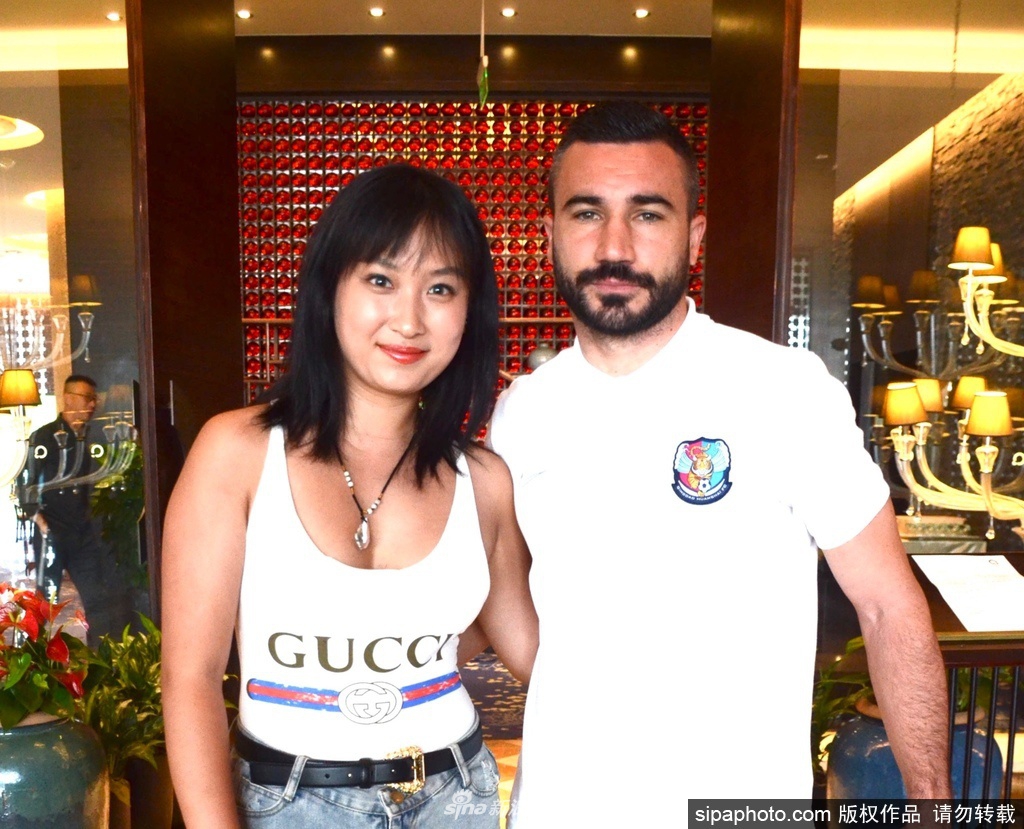 申花旧将随青岛黄海现身酒店 外援友好为球迷签名合影