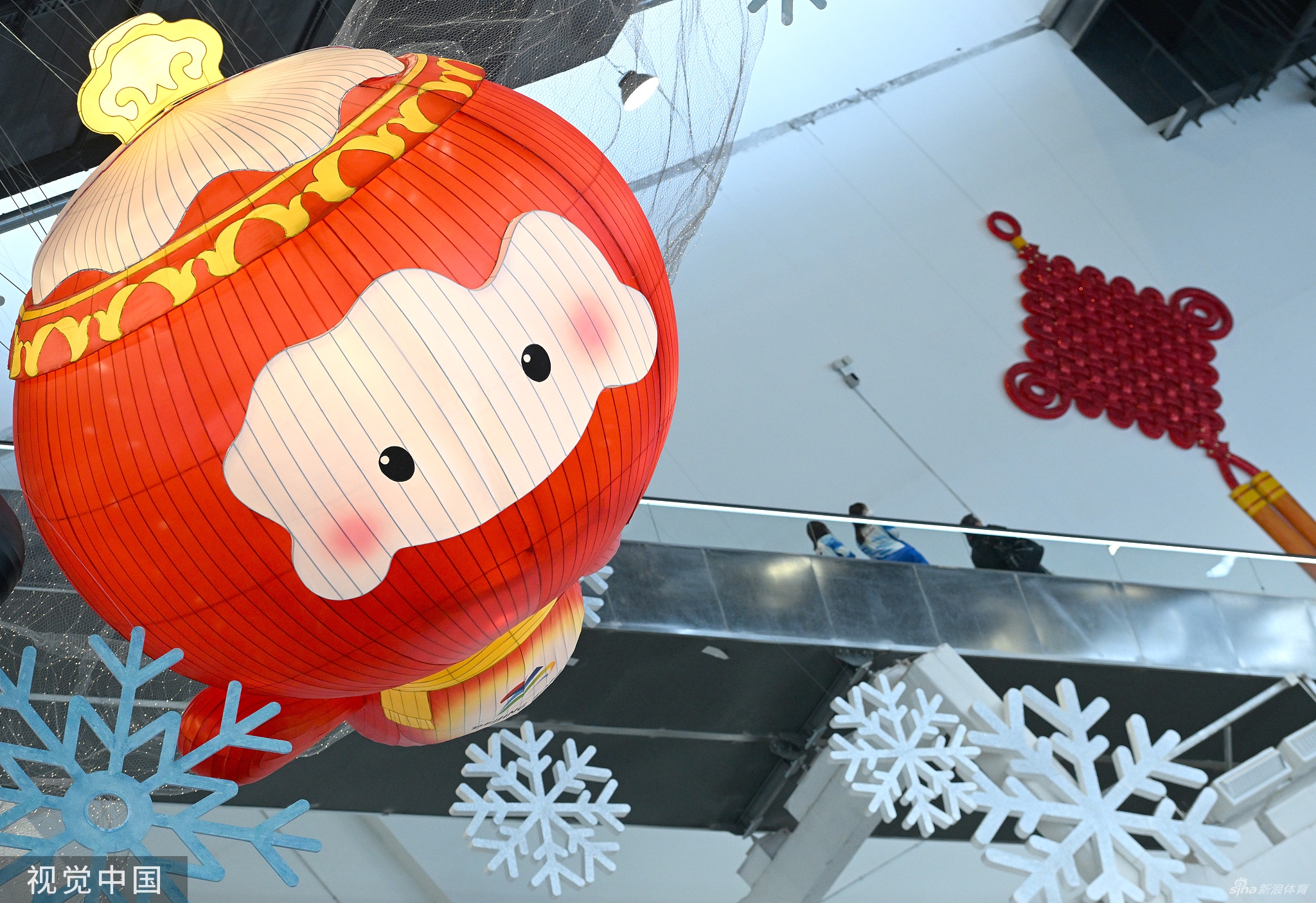 雪容融正式接班冰墩墩上岗 感受一下金容融