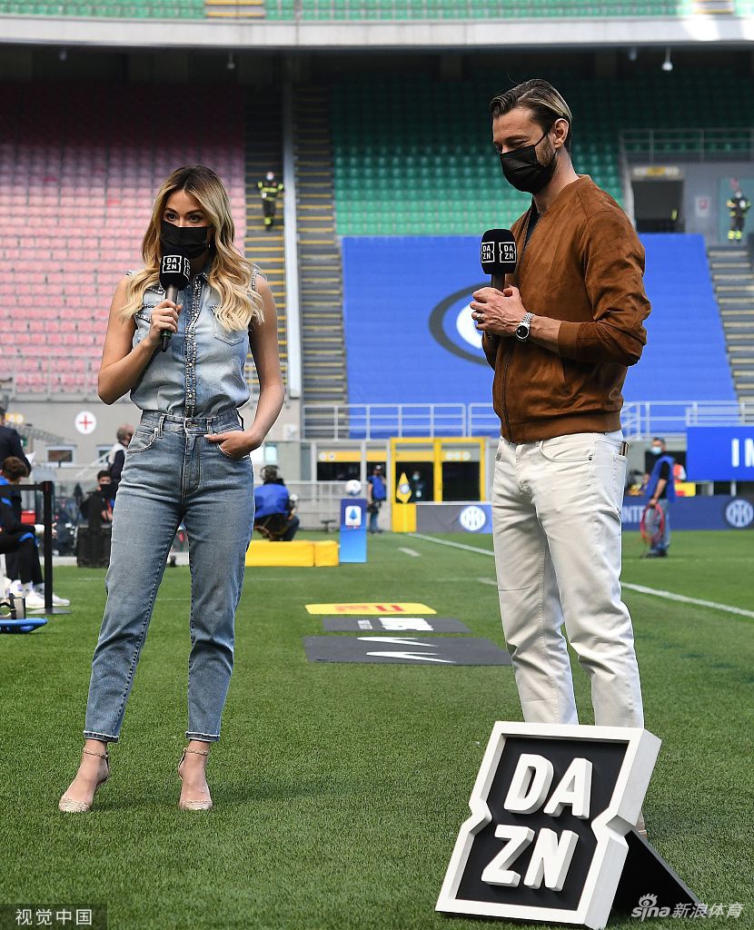 当红女主播报道国米相当抢镜 感受她的好身材