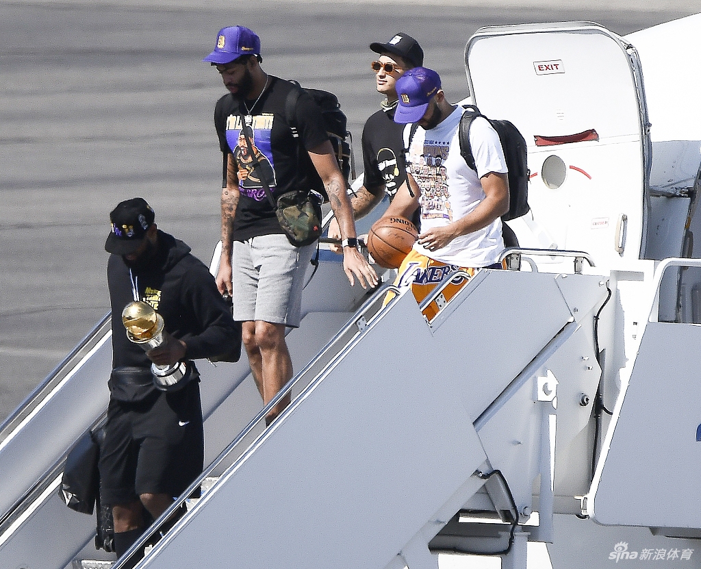 詹姆斯引领湖人众将凯旋 洛杉矶！你的冠军回来了！
