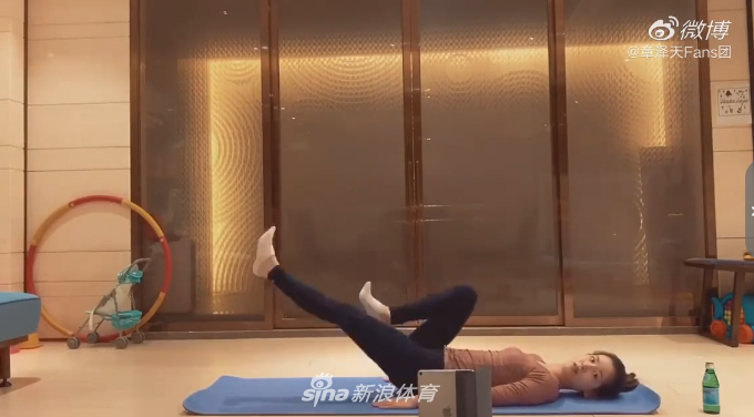 章泽天晒健身视频 穿紧身衣疯狂虐腹翘臀抢镜
