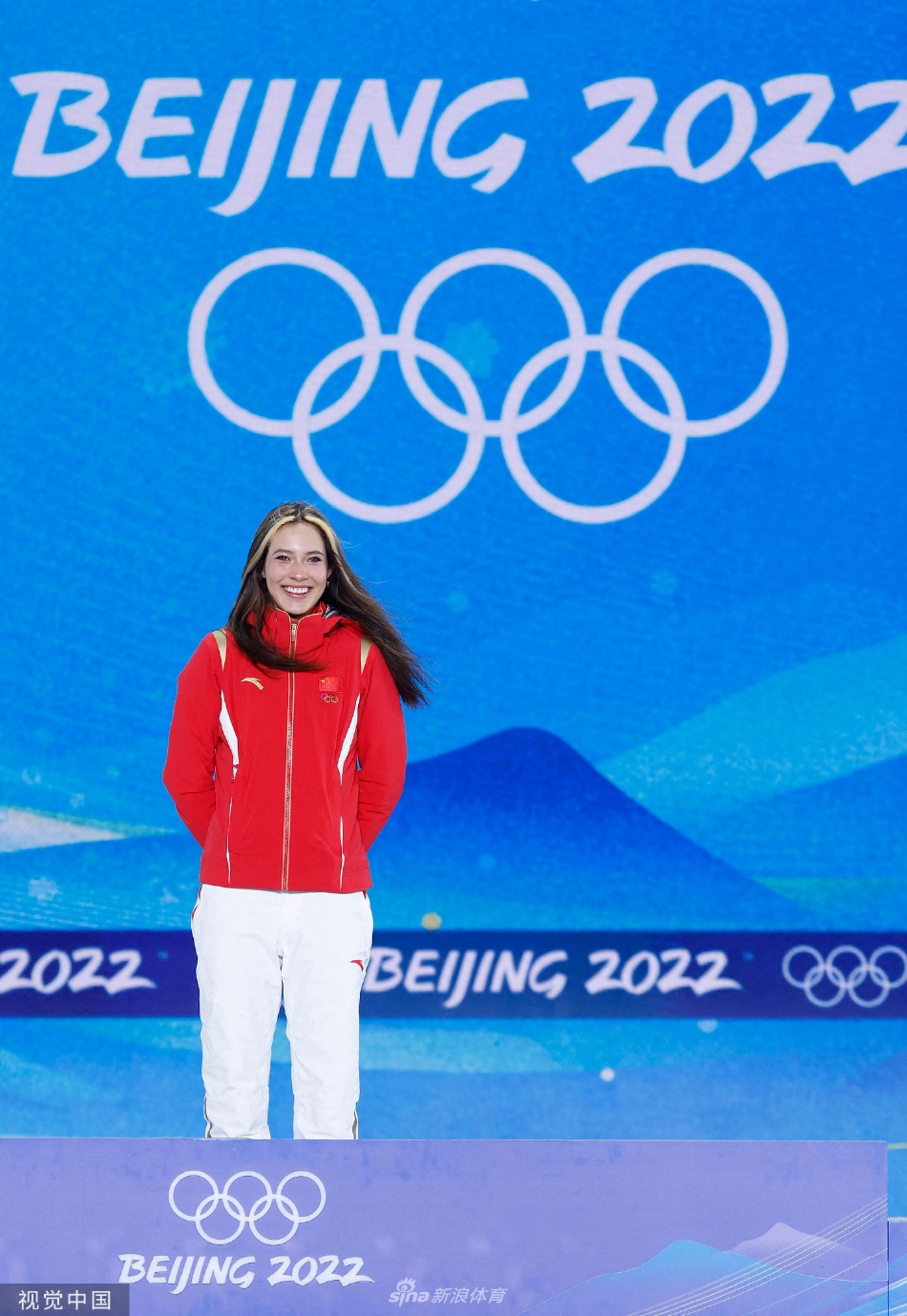 个人第2金！U型池颁奖谷爱凌获颁金牌