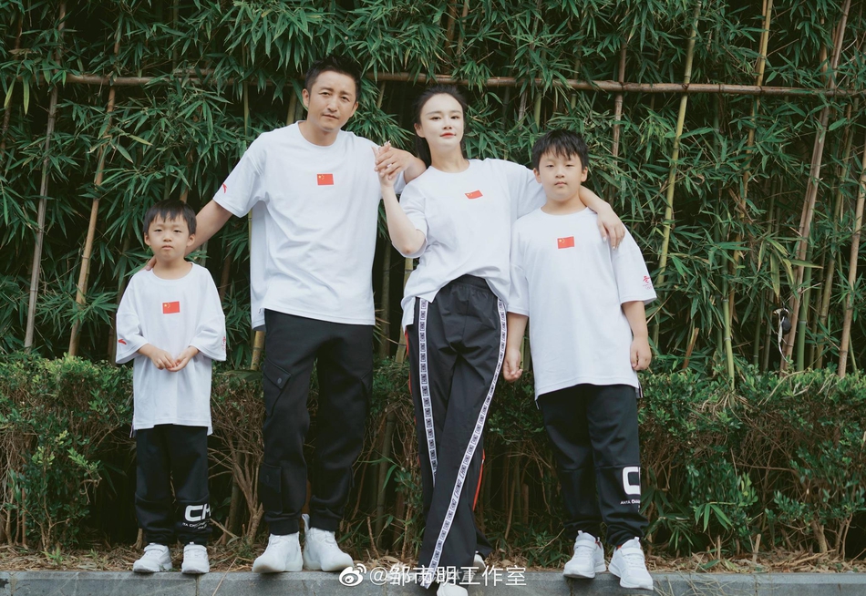 邹市明一家四口合照 与娇妻冉莹颖手拉手秀恩爱