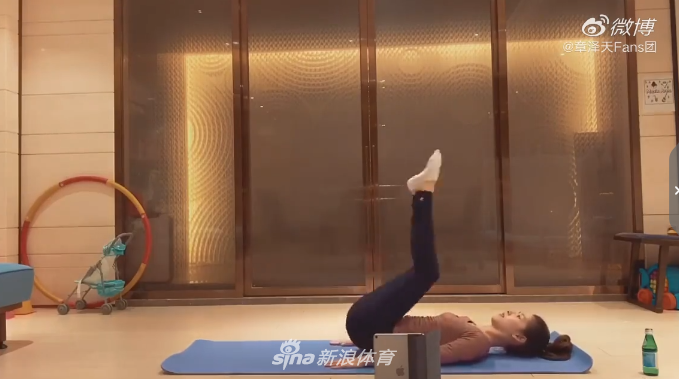 章泽天晒健身视频 穿紧身衣疯狂虐腹翘臀抢镜
