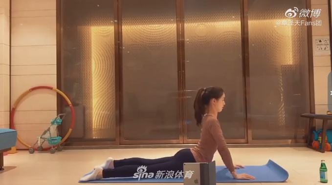 章泽天晒健身视频 穿紧身衣疯狂虐腹翘臀抢镜