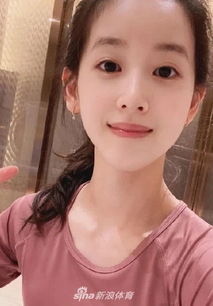 章泽天晒健身视频 穿紧身衣疯狂虐腹翘臀抢镜