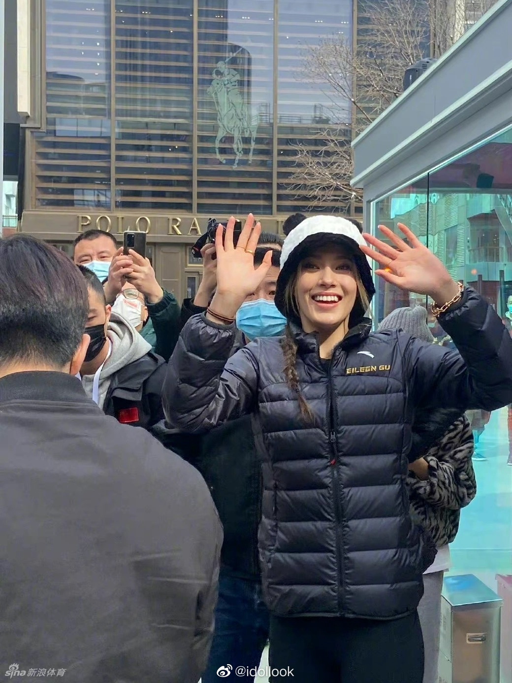 谷爱凌再次现身北京三里屯 头戴熊猫帽可爱大方