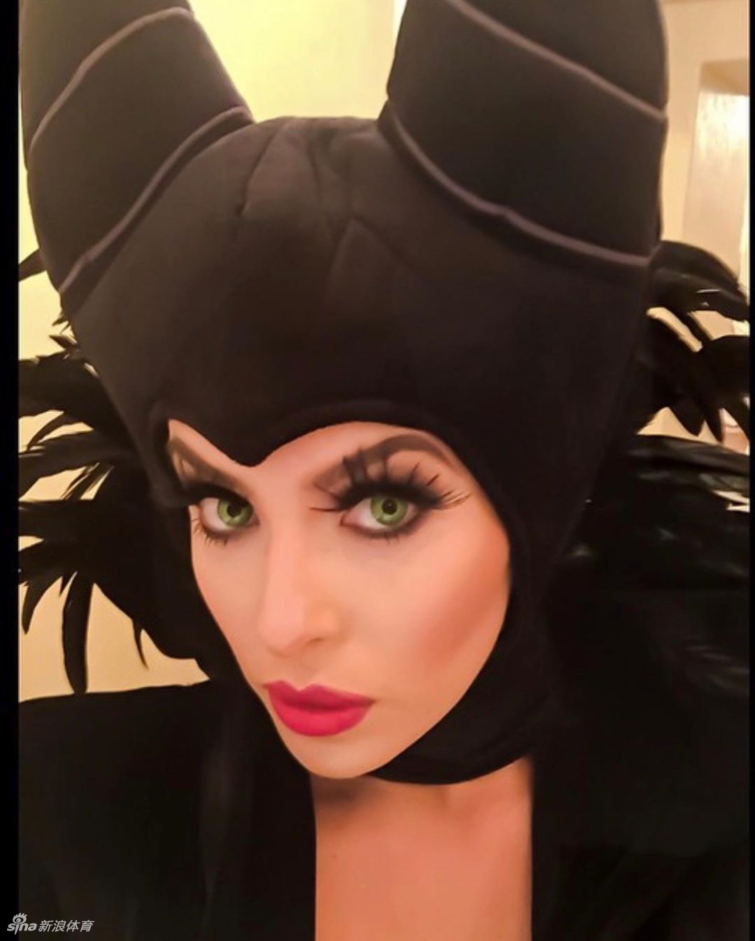 科比美妻瓦妮莎晒历年万圣节装扮 狂野小猫vs火辣女巫