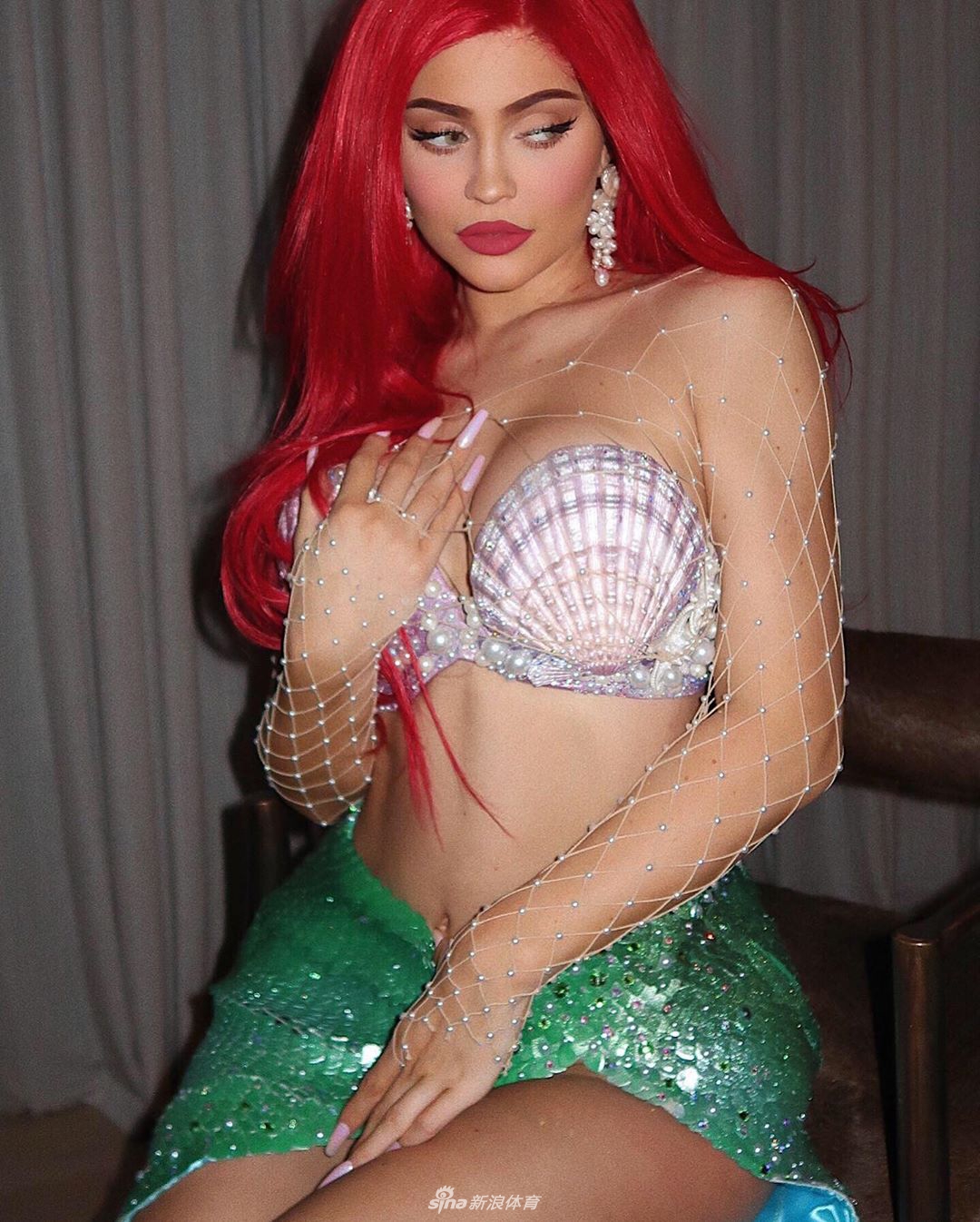 詹娜小妹凯莉火辣造型出街 NBA球星看了都把持不住