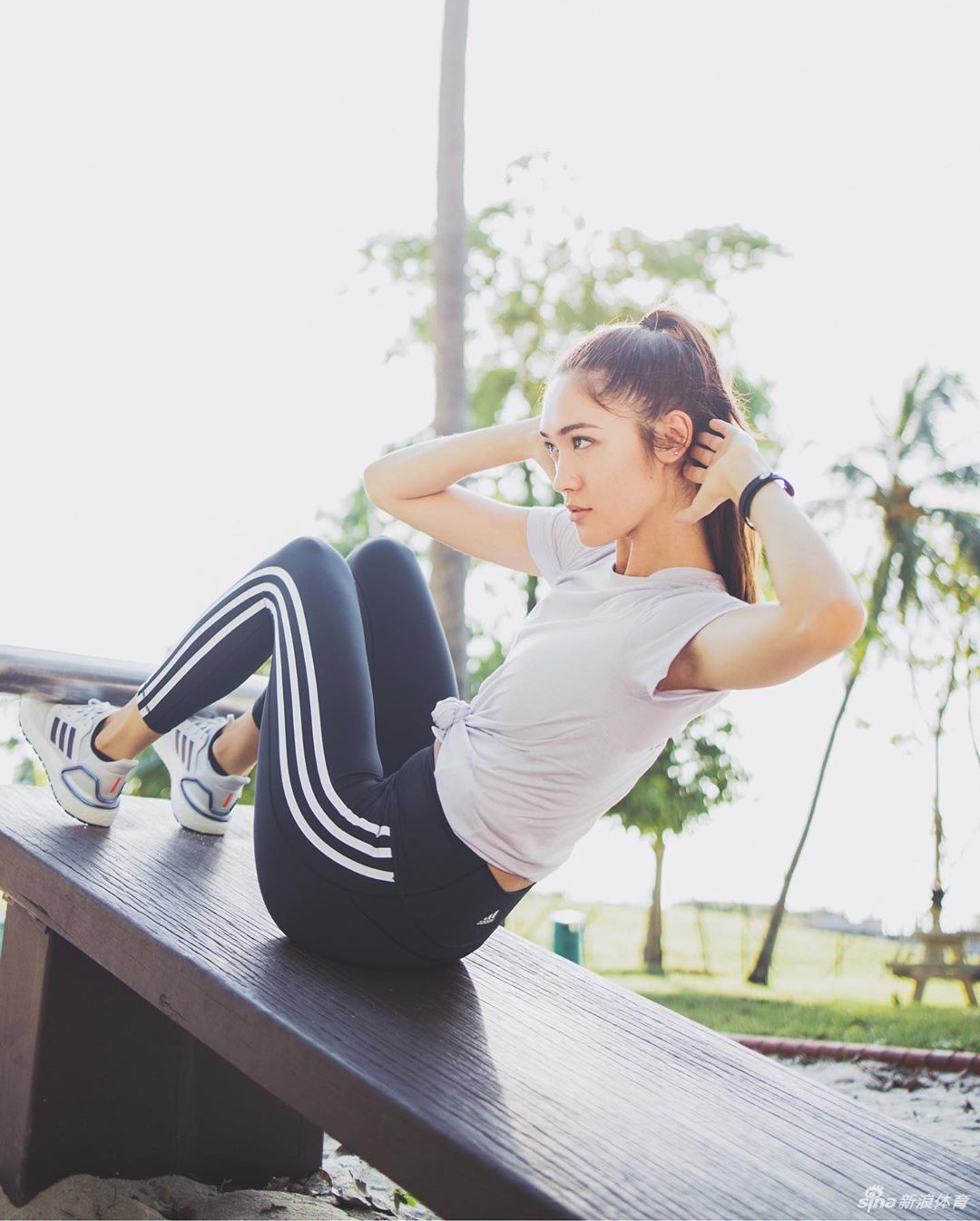 名模程芸运动秀出完美长腿 这身材什么水平