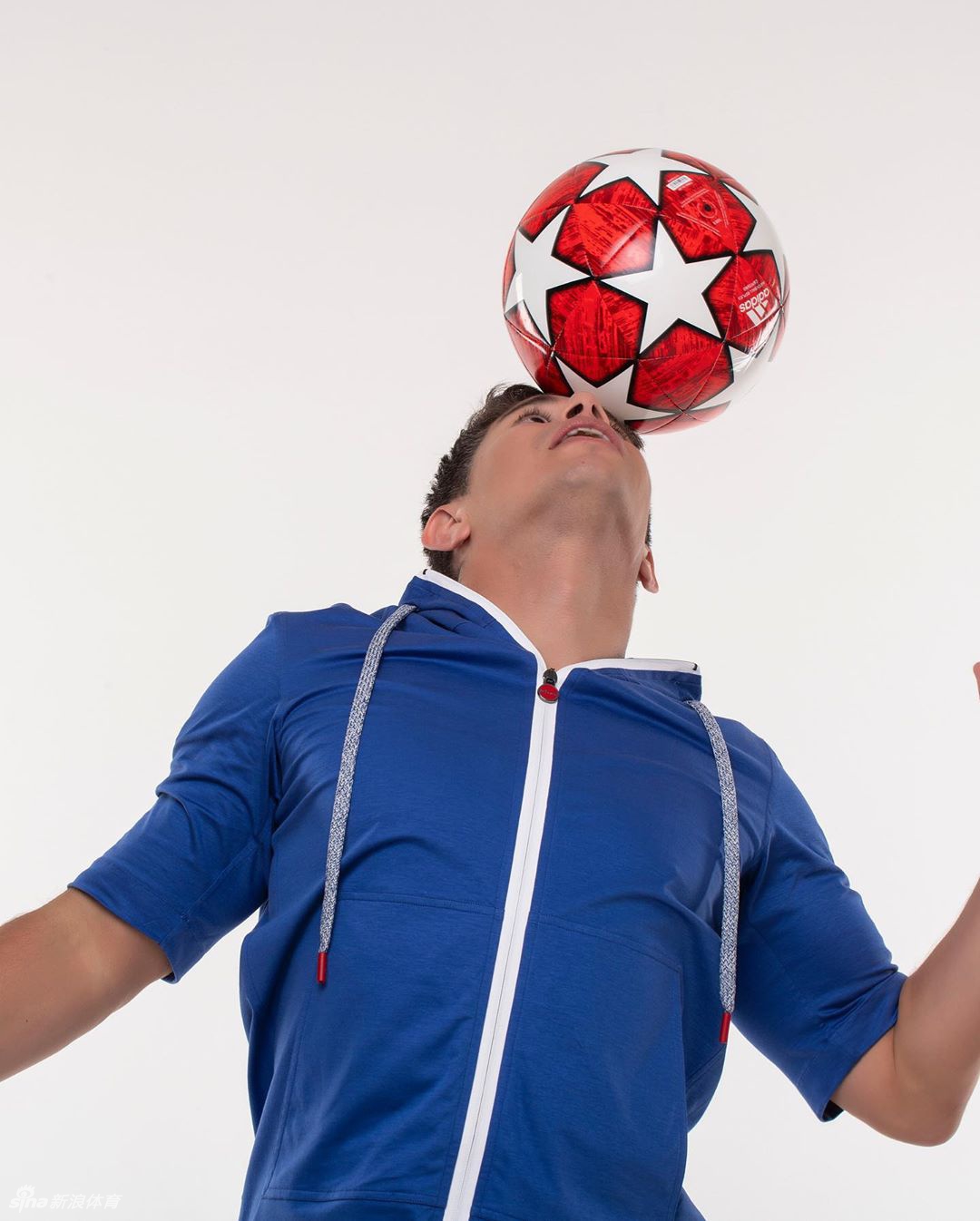 曝孔卡要回中国复出 晒照秀腹肌37岁身材没走样