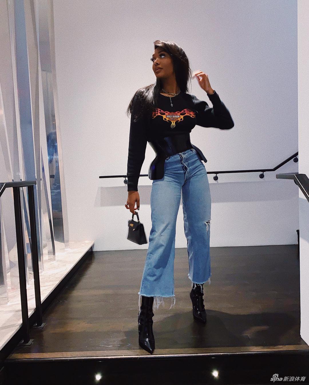 魔术师养女发自拍秀好身材 妖娆程度堪比亲哥