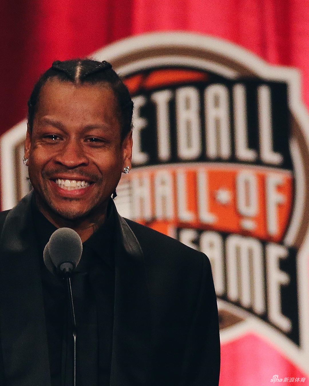 艾弗森45岁生日快乐 感谢球迷：爱所有爱我的人！