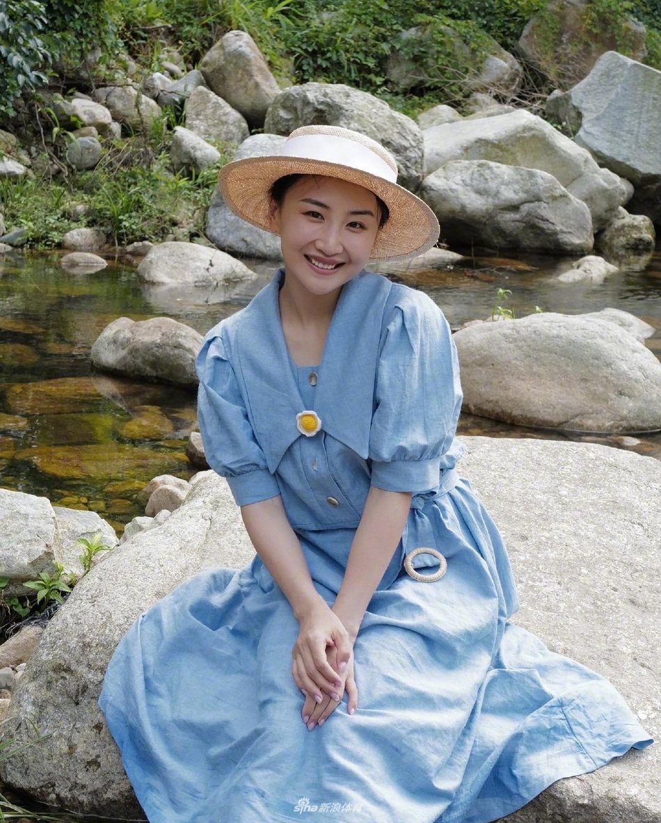 蹦床女神何雯娜与家人郊游 赤脚玩水少女感十足