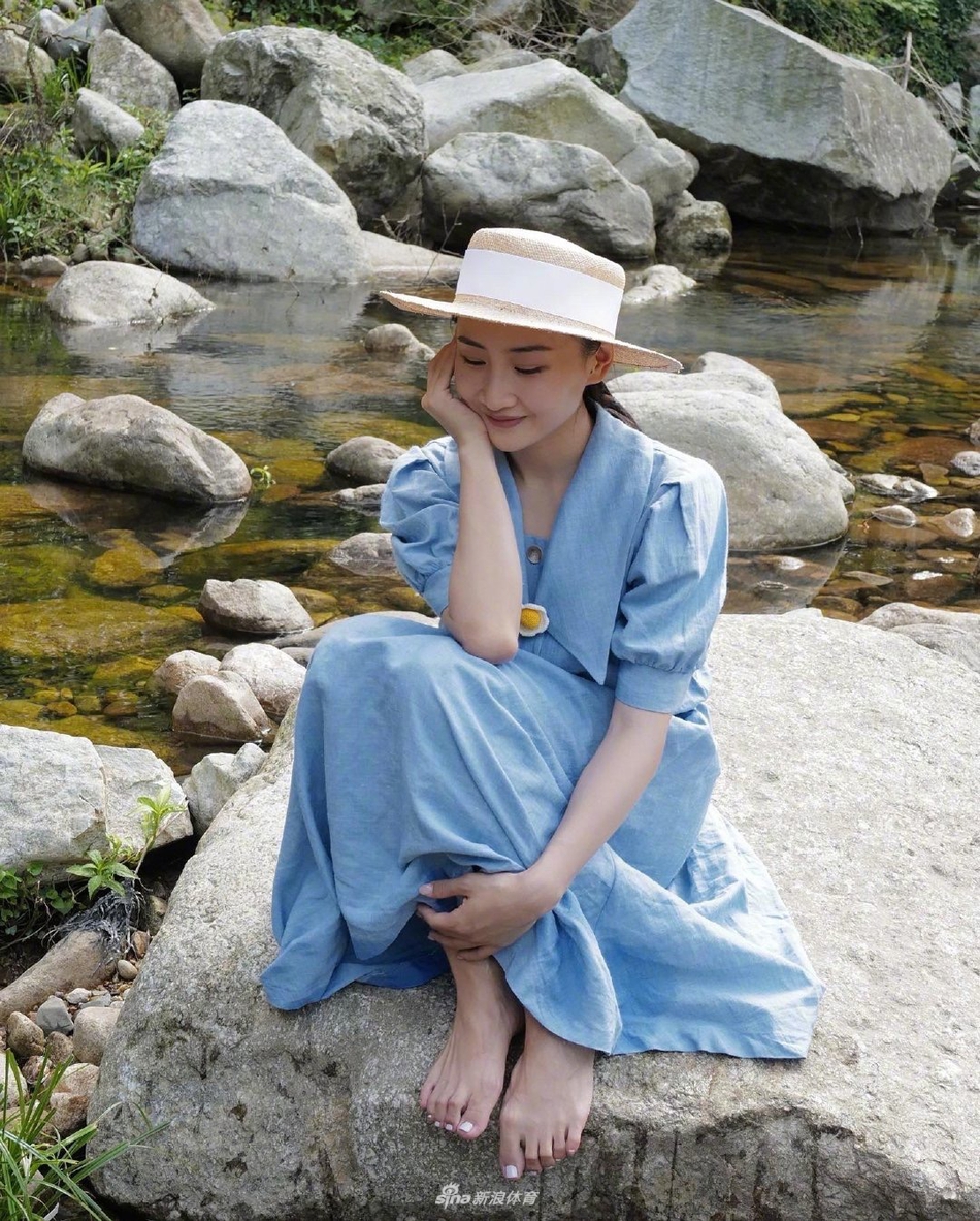 蹦床女神何雯娜与家人郊游 赤脚玩水少女感十足