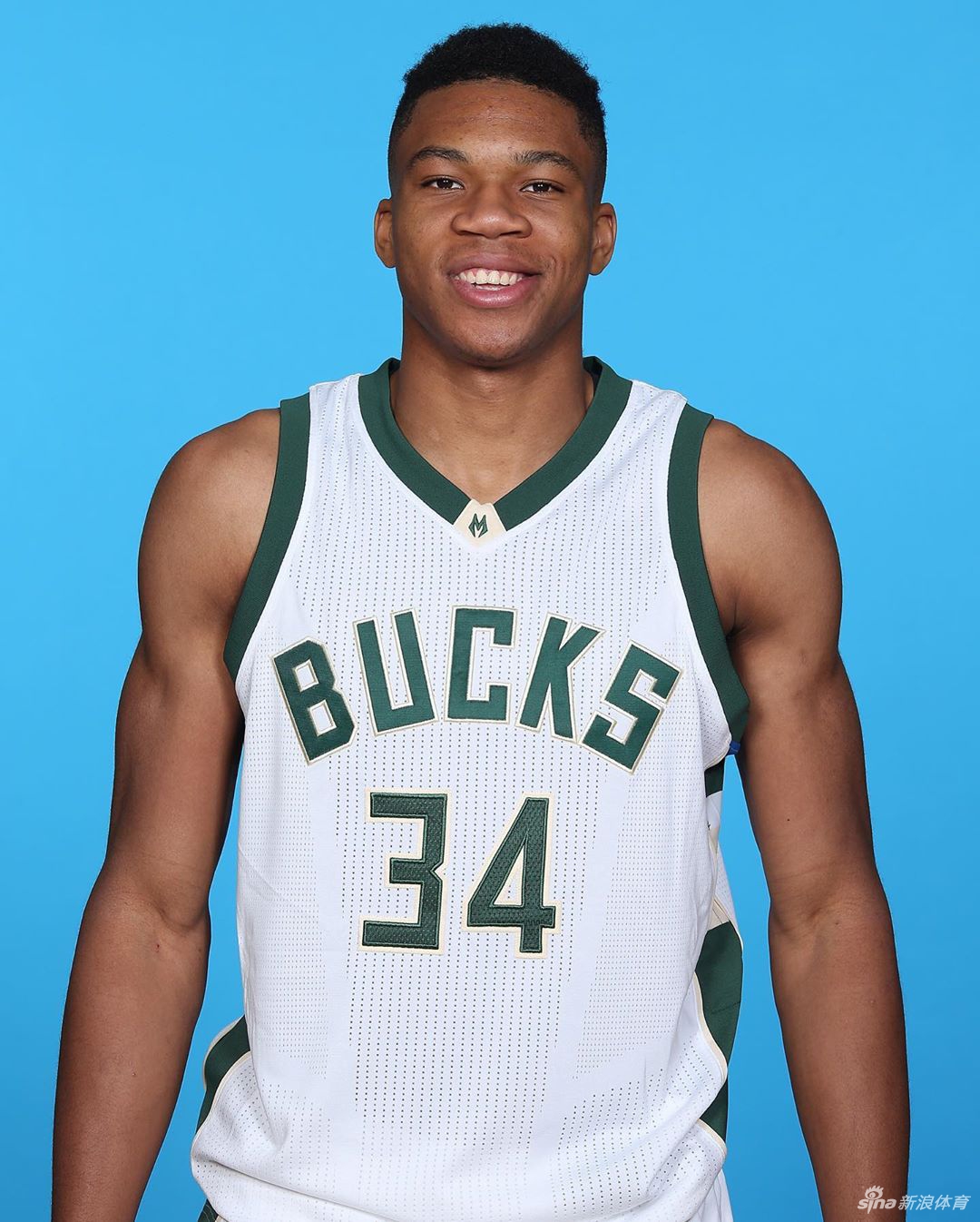 平头到烫头！雄鹿队大腕字母哥从稚嫩走向成熟