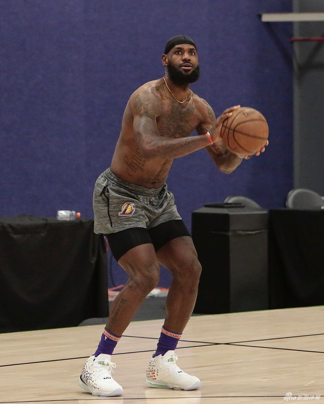 湖人训练备战西部决赛 詹姆斯光膀子练球笑看风云