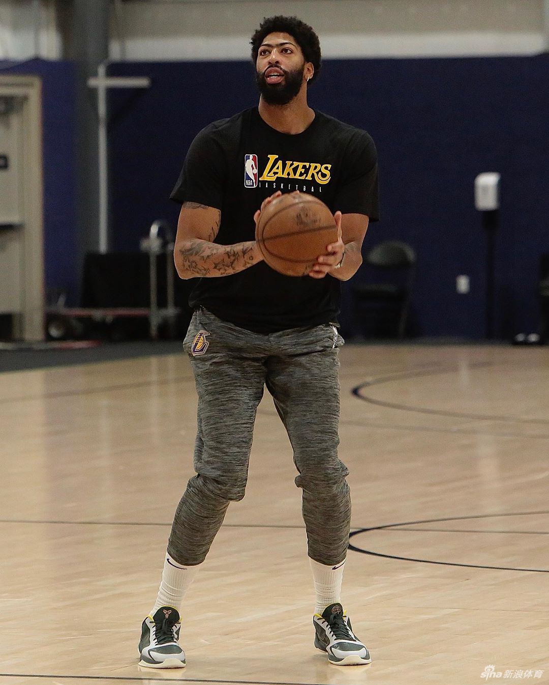 湖人训练备战西部决赛 詹姆斯光膀子练球笑看风云