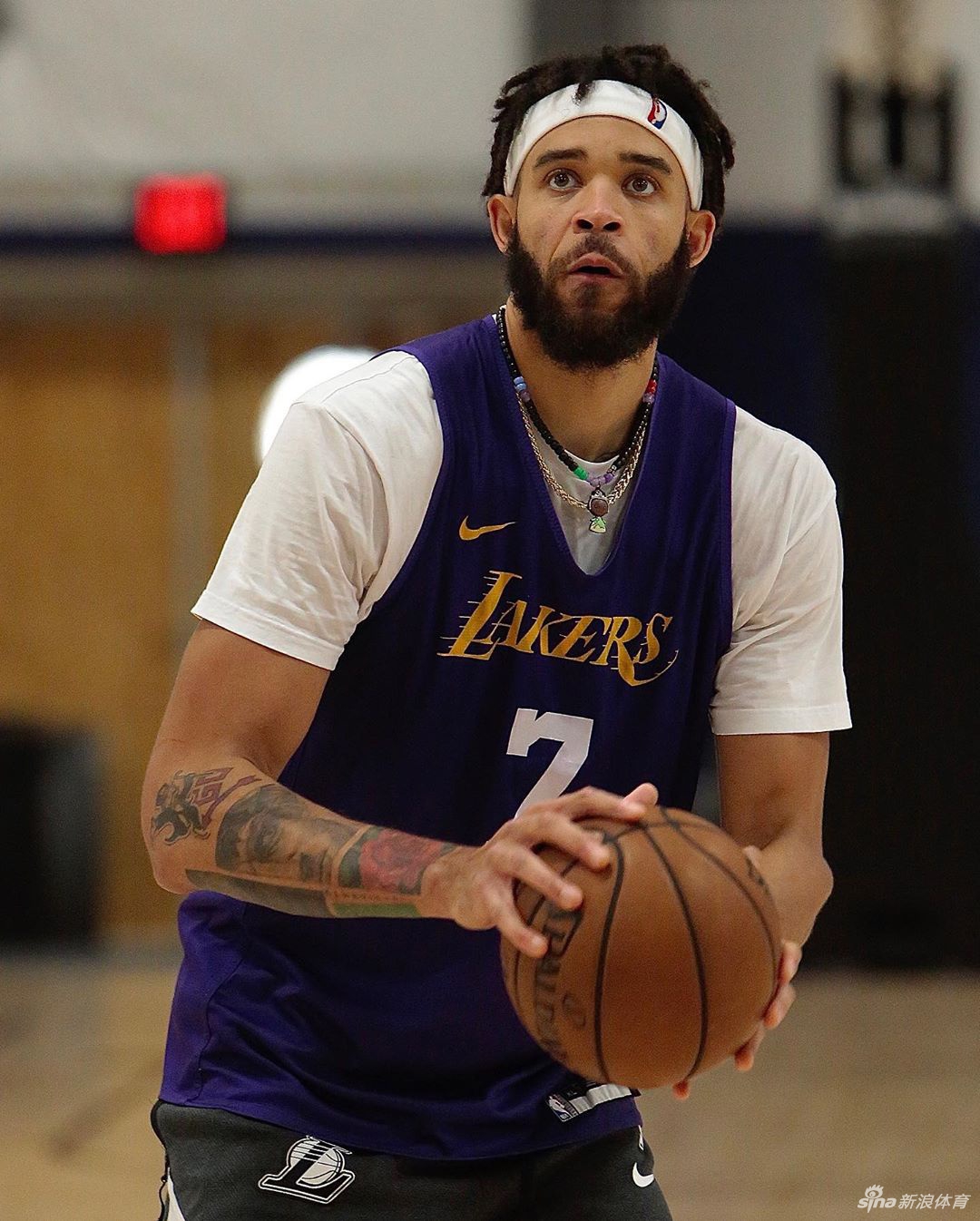湖人训练备战西部决赛 詹姆斯光膀子练球笑看风云