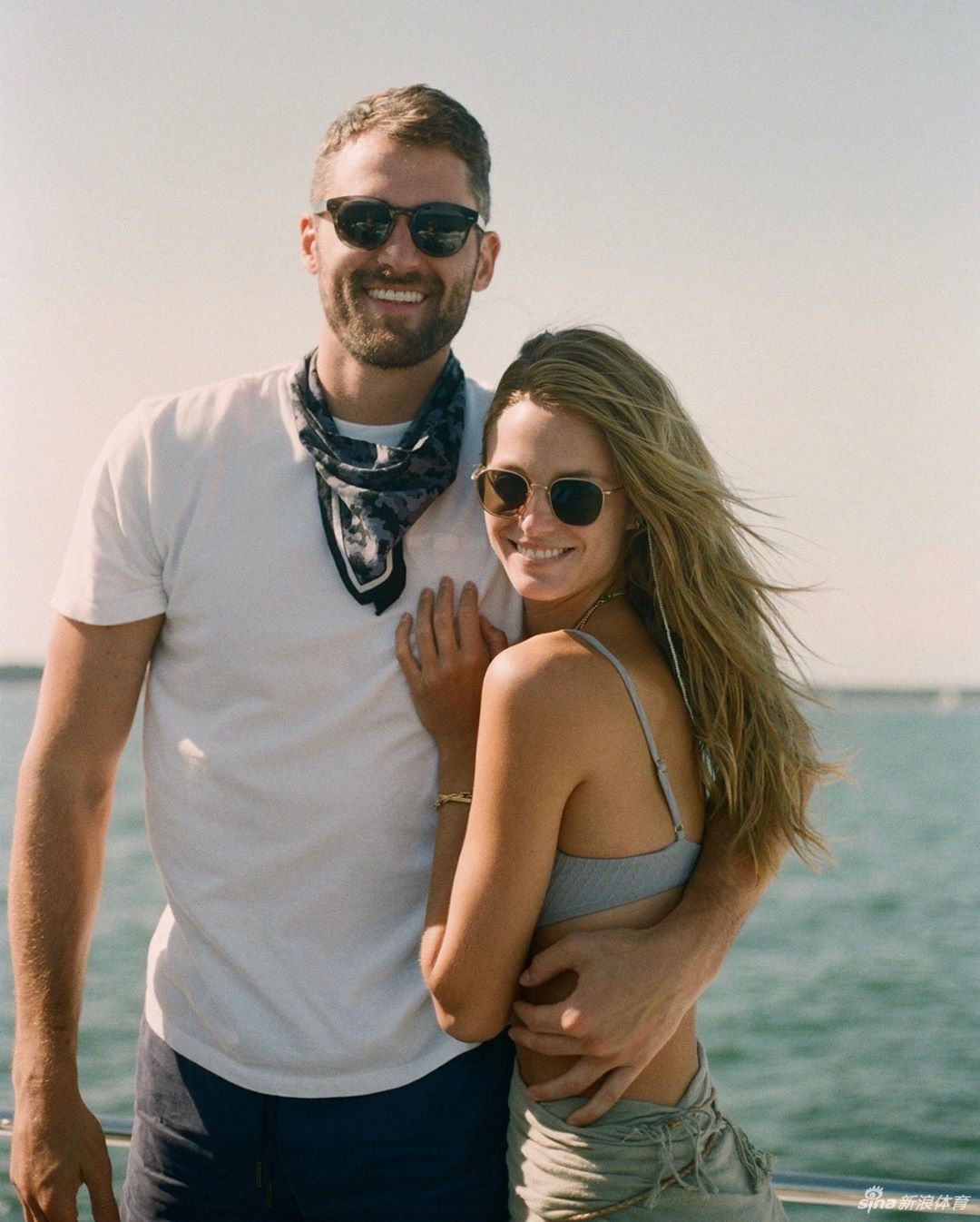 勒夫超模女友登上杂志封面 感受她的超辣长腿