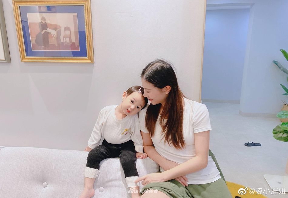 跳水女神何姿晒邹凯与女儿搞怪萌照 新发型抢镜