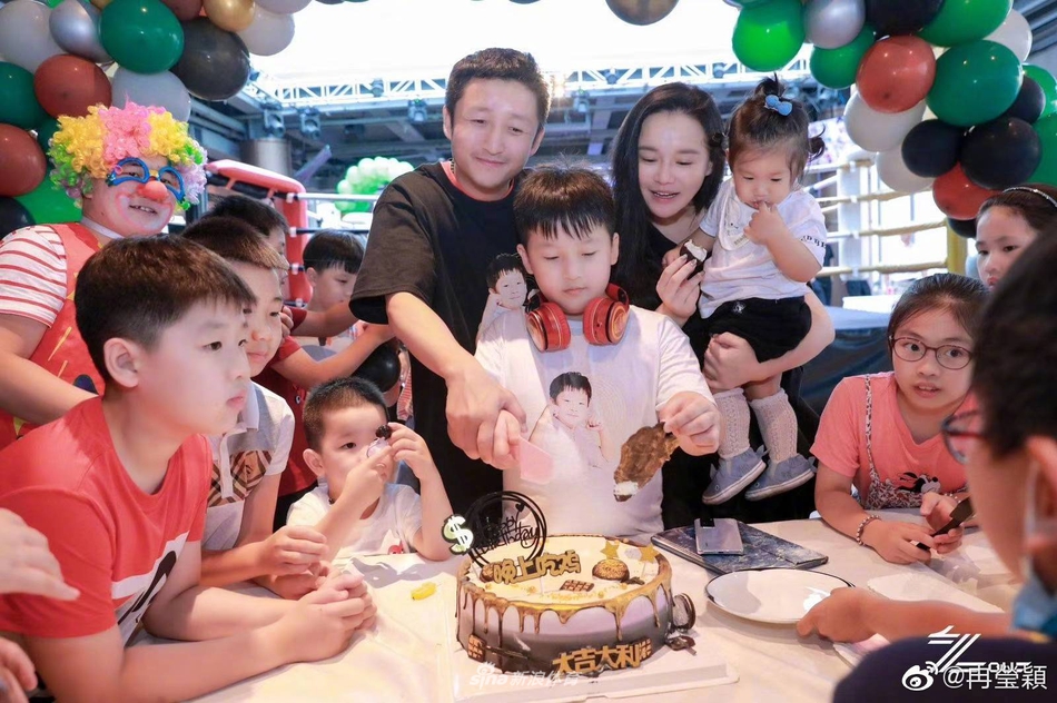 邹市明冉莹颖为儿子庆生 九岁轩轩个子长高苗条不少