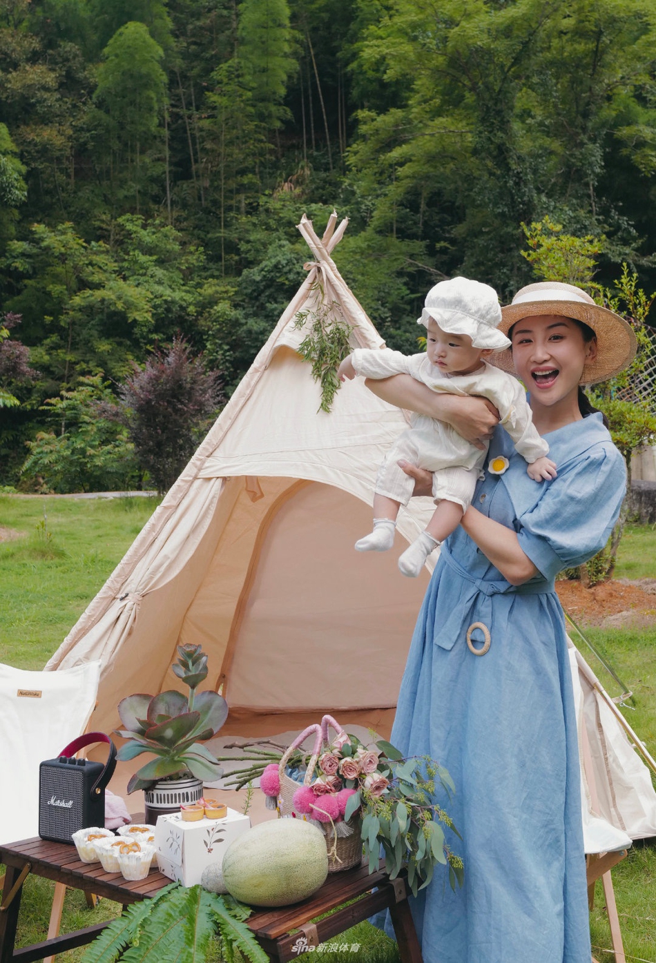 蹦床女神何雯娜与家人郊游 赤脚玩水少女感十足