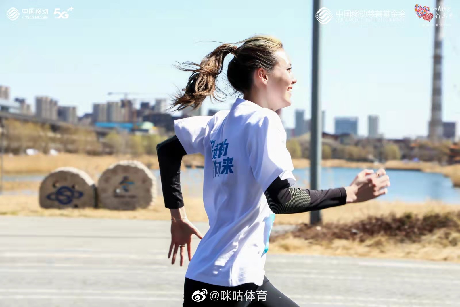 谷爱凌解除隔离后首次现身 与小朋友互动参加慈善跑