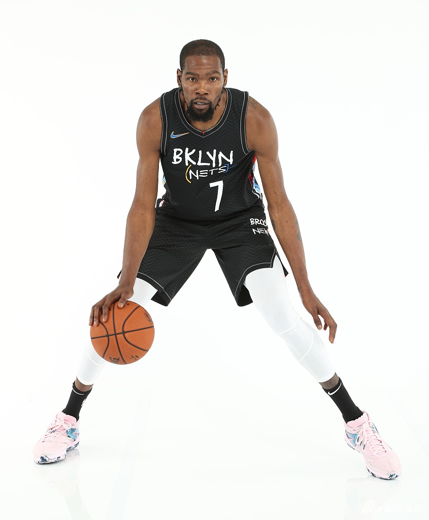 篮网队拍摄新赛季球员写真 杜兰特欧文造型满分