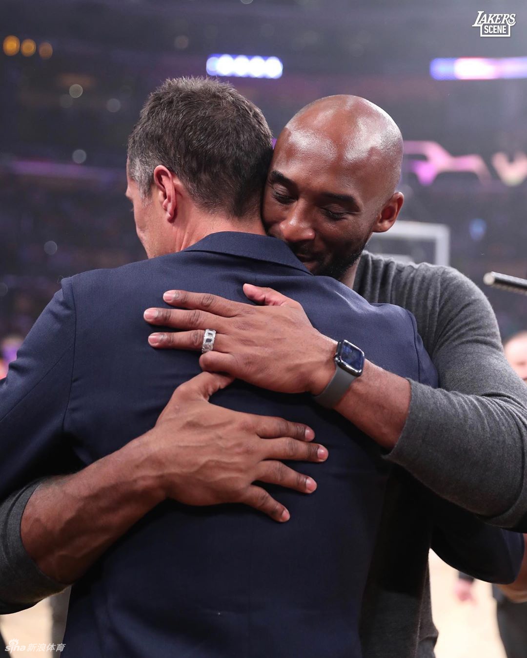科比现场观战湖人！跟詹姆斯世纪性握手，和魔兽拥抱！