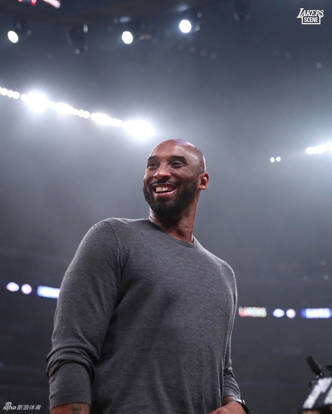 科比现场观战湖人！跟詹姆斯世纪性握手，和魔兽拥抱！