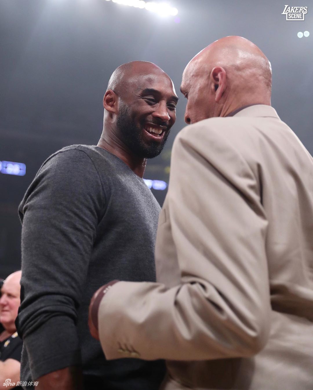 科比现场观战湖人！跟詹姆斯世纪性握手，和魔兽拥抱！