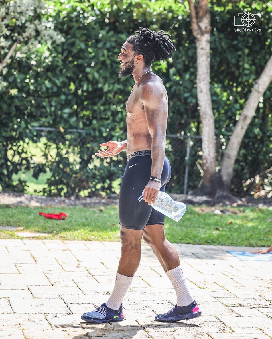 克劳德发布在家训练照片 大肌肉相当晃眼