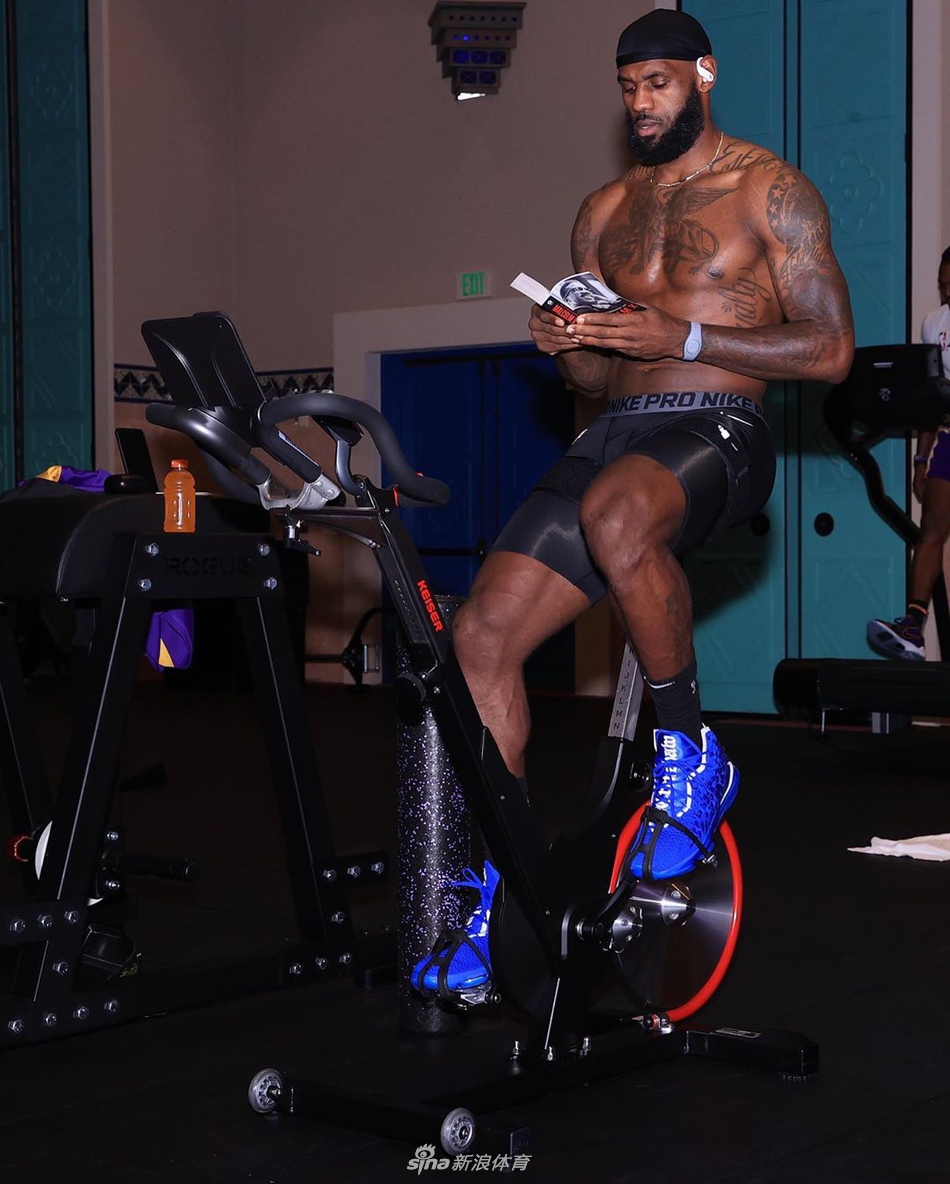 詹皇分享读书照：明天属于今天为之做好准备的人