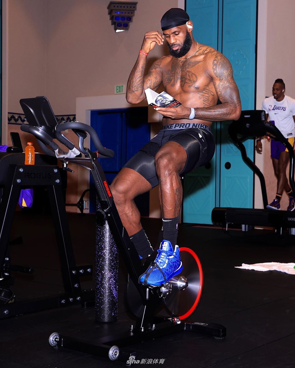 詹皇分享读书照：明天属于今天为之做好准备的人