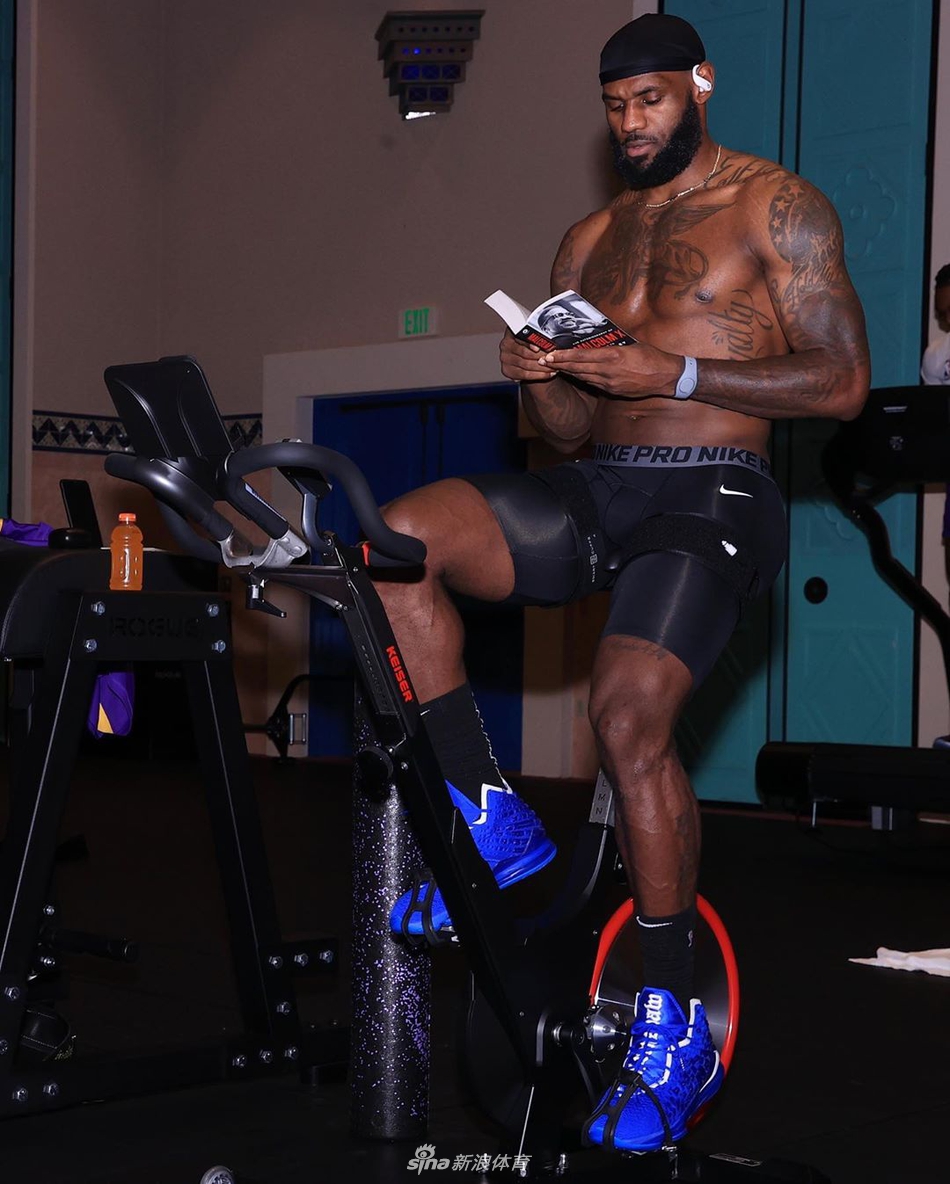 詹皇分享读书照：明天属于今天为之做好准备的人