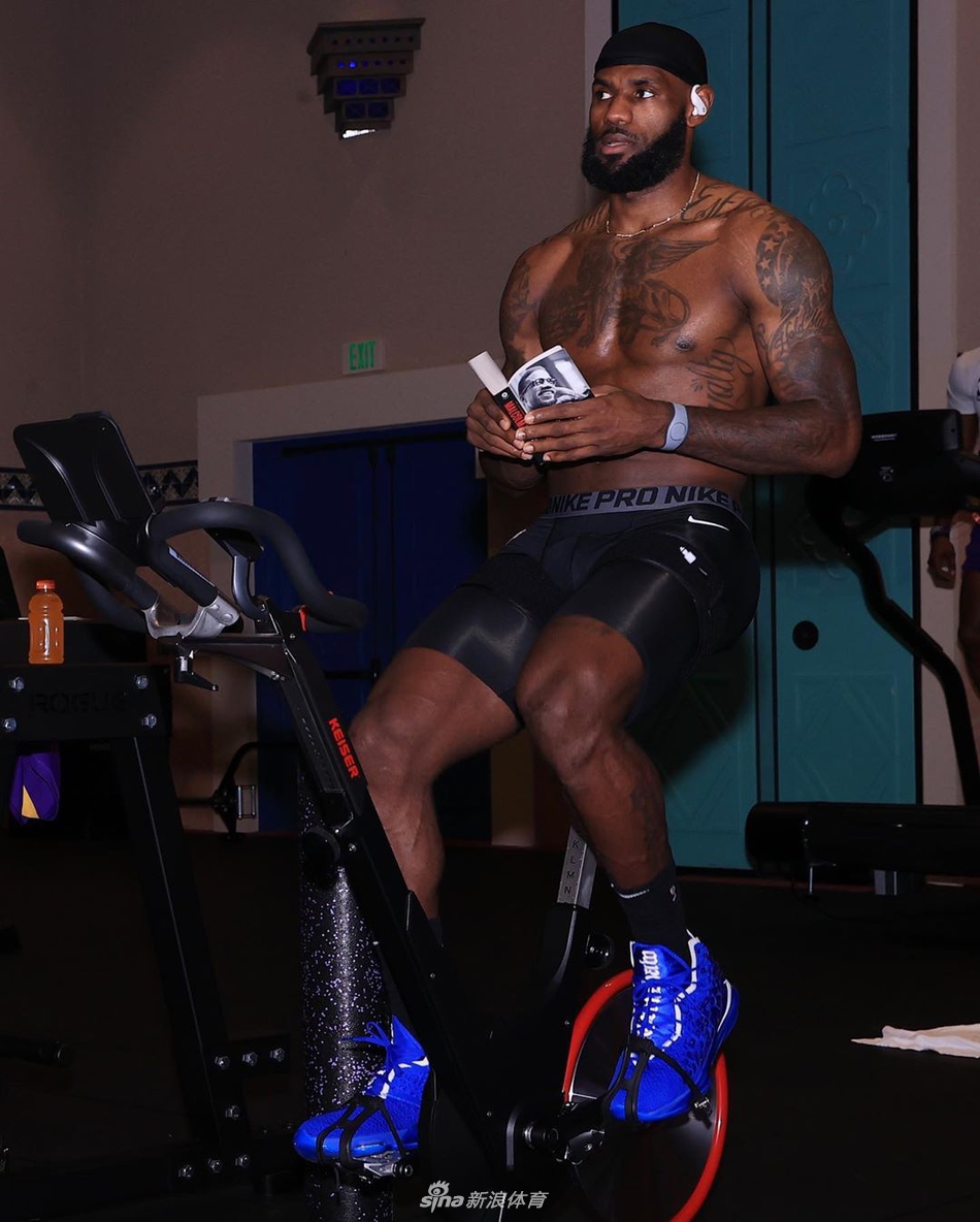 詹皇分享读书照：明天属于今天为之做好准备的人