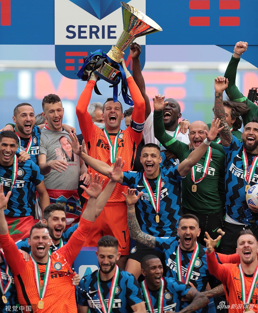 荣耀时刻！国米时隔11年再捧意甲冠军奖杯