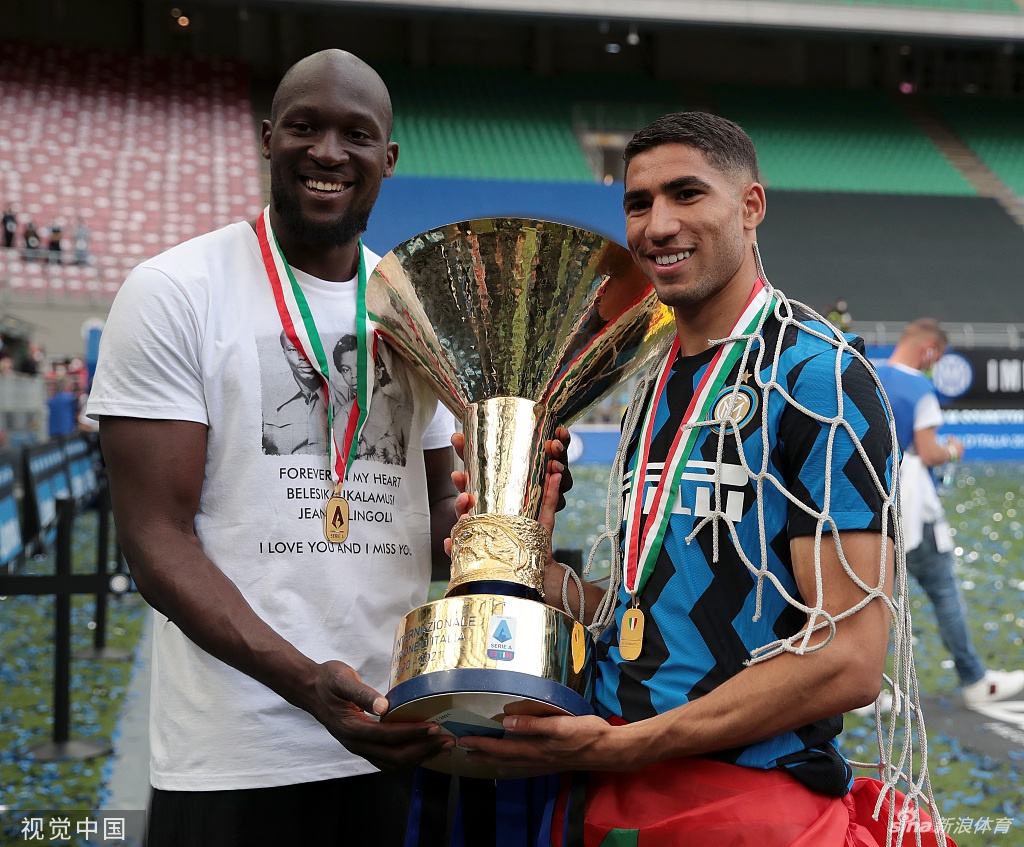 荣耀时刻！国米时隔11年再捧意甲冠军奖杯