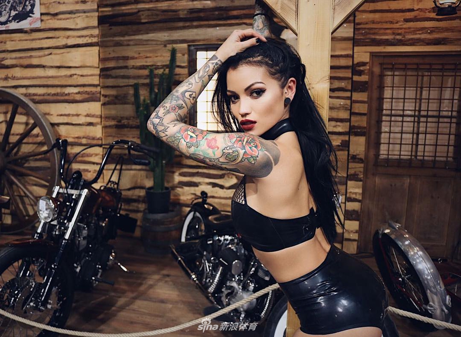 英超水晶宫前锋辣妻写真 大花臂+前凸后翘