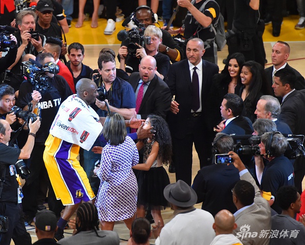 4年前今天科比告别战砍60分 24张老照片回顾最后一舞