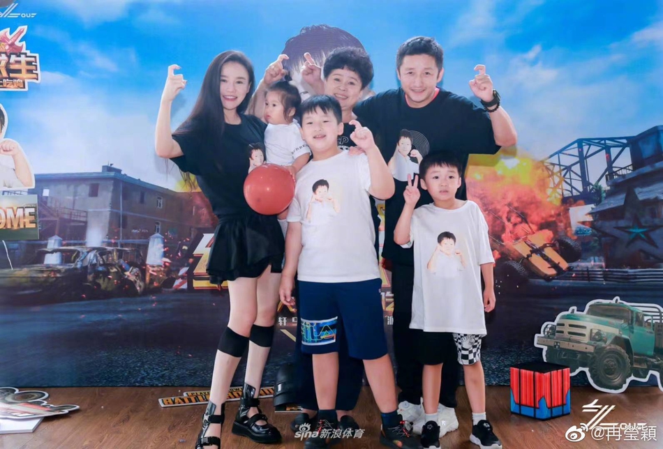 邹市明冉莹颖为儿子庆生 九岁轩轩个子长高苗条不少