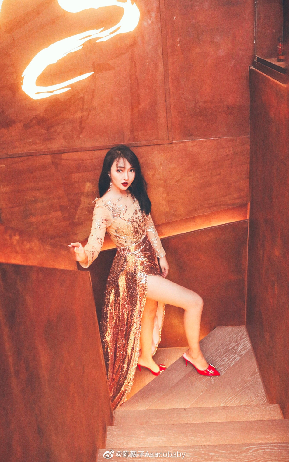 足球宝贝陈朝子春日踏青 美似精灵可爱动人